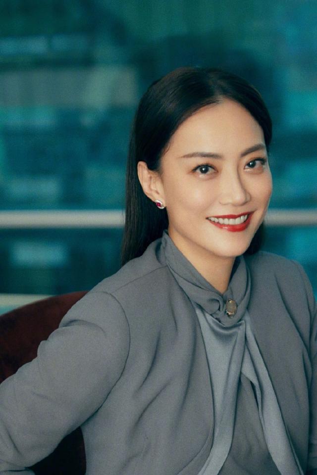 “最美经纪人”霍汶希穿灰色套装走红毯,48岁身材气质不输明星