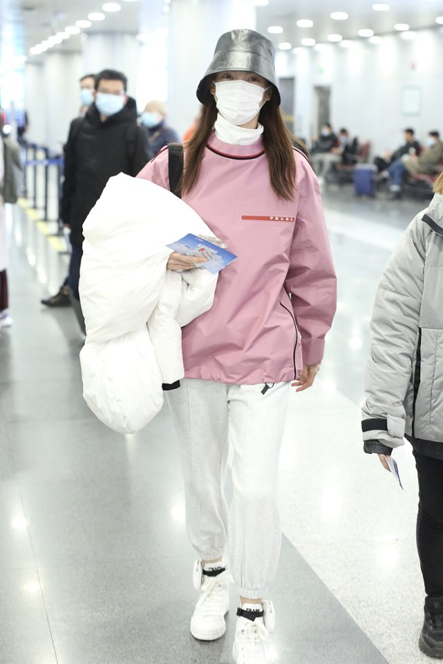金晨穿运动装现身机场，粉白配色软萌超有甜蜜感