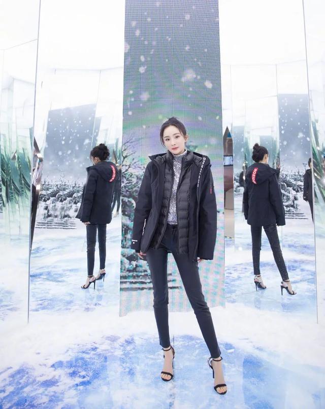 杨幂穿厚外套不配长裤配丝袜,冬季私服真大胆!