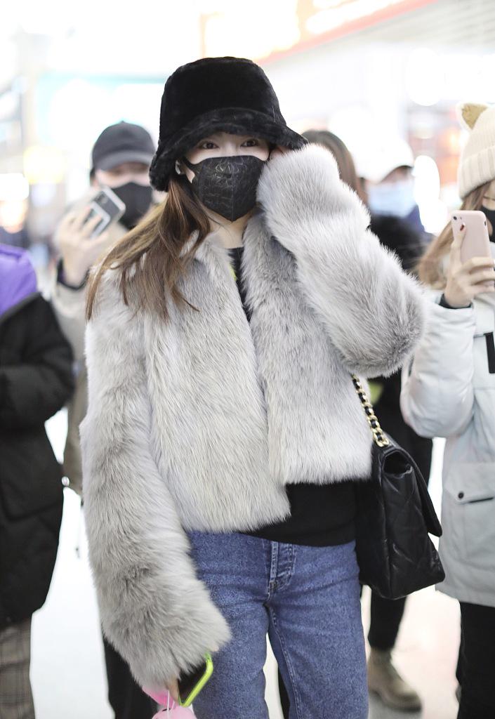 张雨绮身穿灰色的毛皮大衣现身某机场，整个人毛绒绒地显得格外地温暖