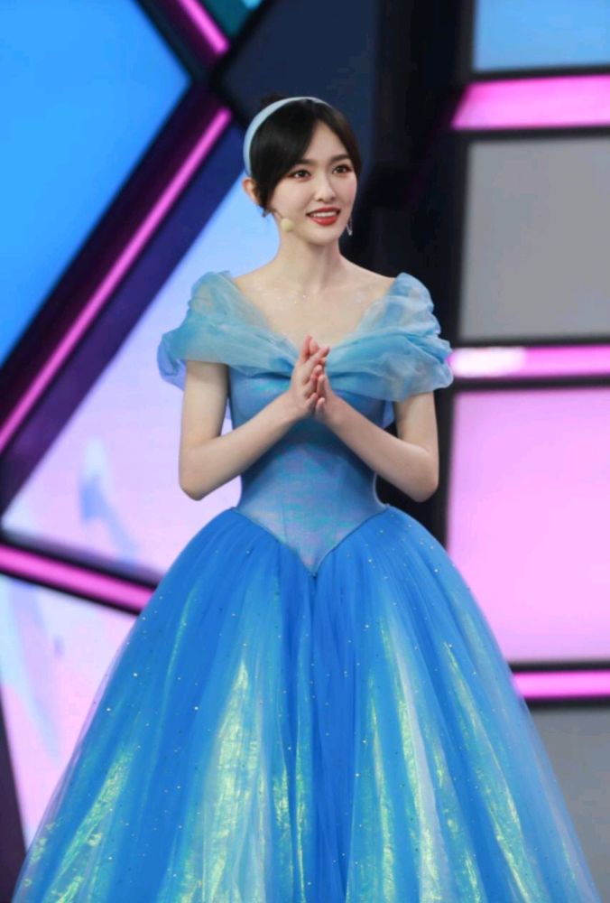 唐嫣太适合美艳御姐风了！黑色紧身裙配简约皇冠性感又高贵