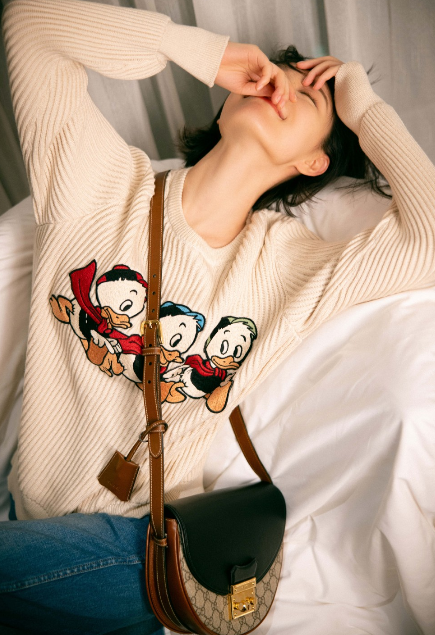 倪妮穿西服露出直角肩,女生看了都羡慕