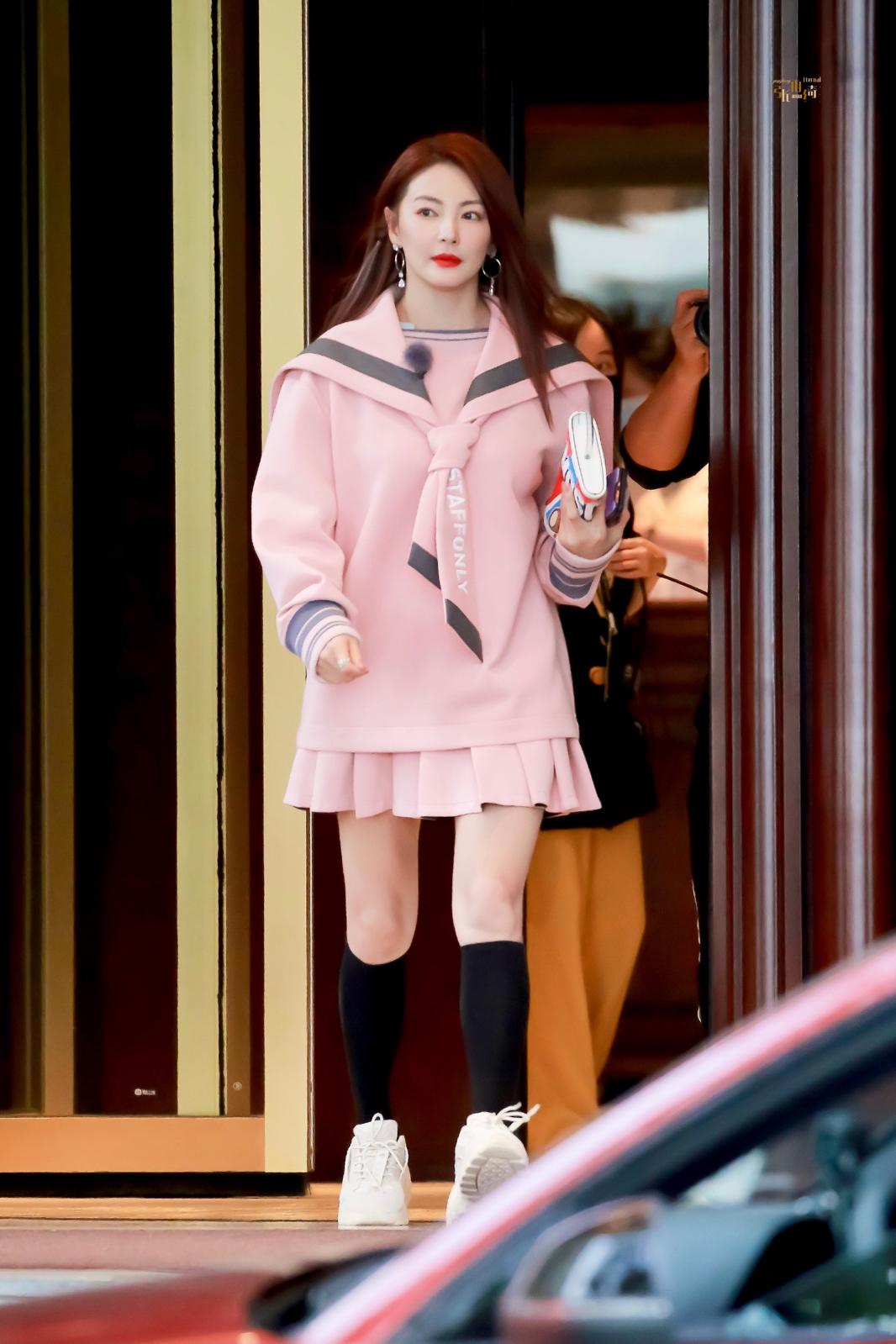 张雨绮身穿灰色的毛皮大衣现身某机场，整个人毛绒绒地显得格外地温暖