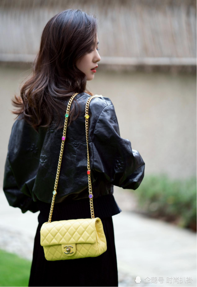 刘诗诗气质穿搭真是稳!换成酷飒风格穿纱裙配皮衣,依旧超美的