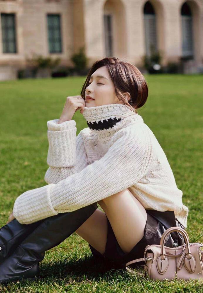 江疏影怀抱宠物出镜，红色毛衣配牛仔裤保暖又减龄