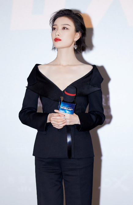 倪妮穿西服露出直角肩,女生看了都羡慕