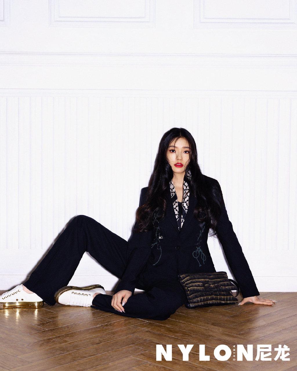 林允简约大方的气质，墨绿西装配短裤，打造干练御姐范