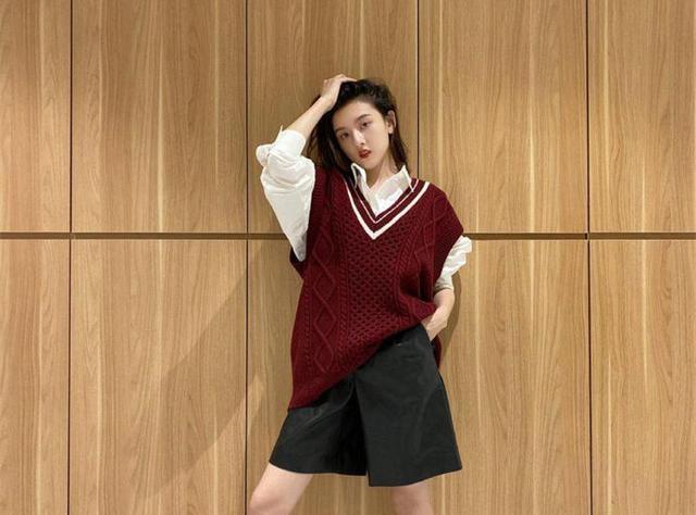 宋祖儿穿白衬衫＋酒红坎肩，甜美俏皮好可爱