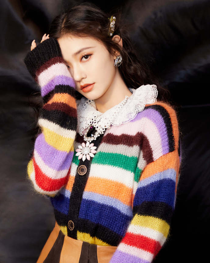 林允圣诞风彩虹毛衣配短裙大秀美腿,碎钻眼妆充满时尚小心机
