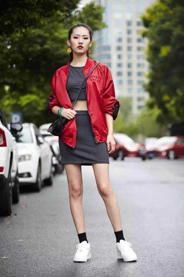 欧美街拍:今年流行“黑色搭配红色”,时髦吸睛还显高级