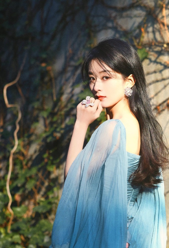 赵丽颖星光大赏连换三套!领奖造型美艳大方,流光长裙宛若公主