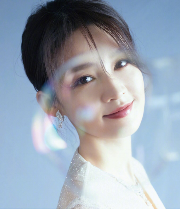 李沁的最新穿搭温婉可人,这风格让人眼前一亮太好看