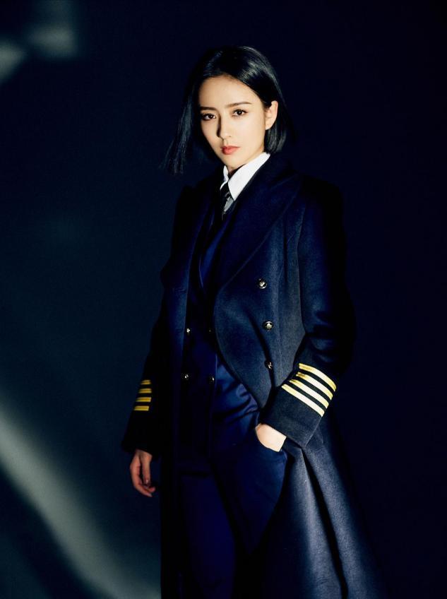 佟丽娅红色蝴蝶结修身礼服和刘德华同框,笑得好开心