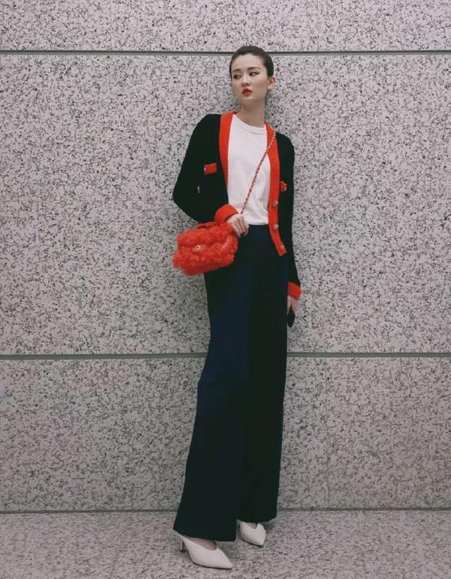 欧美街拍：今年流行“黑色搭配红色”，时髦吸睛还显高级