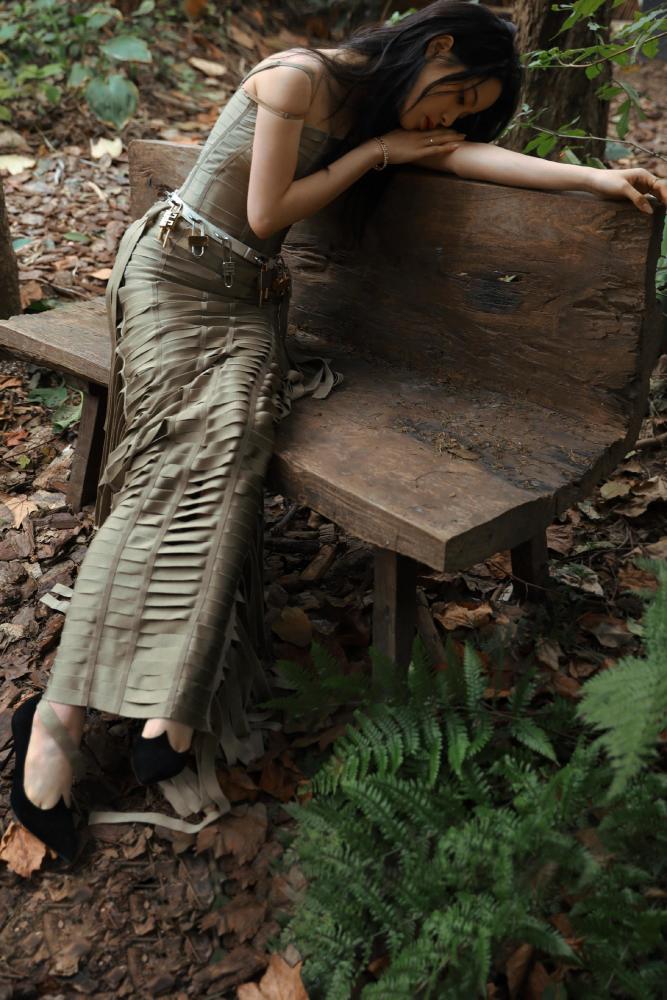 欧阳娜娜紧身吊带裙凸显身材,似回击前阵变胖传闻