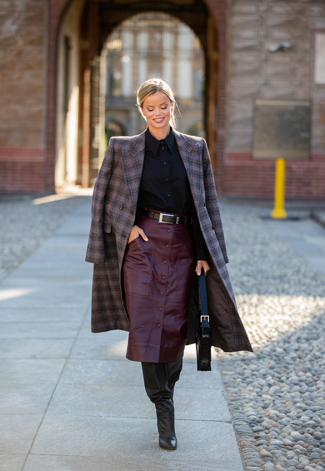 大衣配裤子过时了！这几种穿衣打扮方式，时髦洋气还减龄