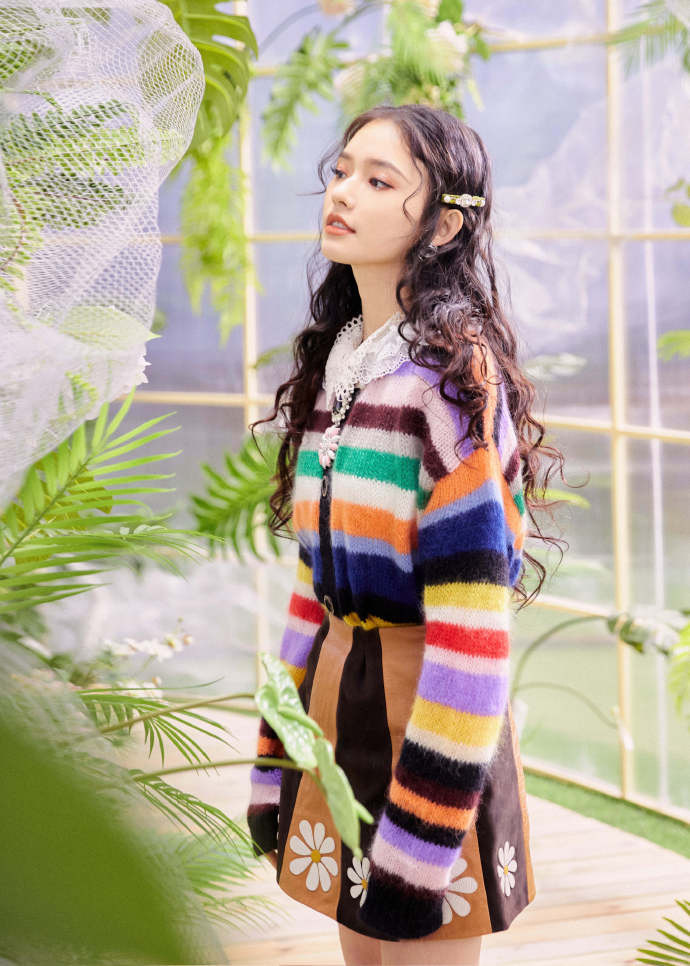 林允圣诞风彩虹毛衣配短裙大秀美腿,碎钻眼妆充满时尚小心机