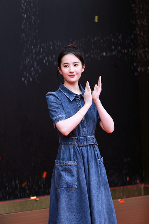 刘亦菲穿牛仔裙嫩成学生妹,说是未成年也能信