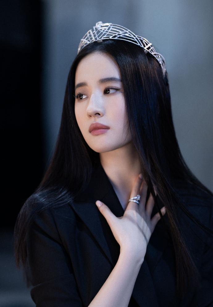 刘亦菲穿白纱裙美如画，戴上王冠重回公主模样！