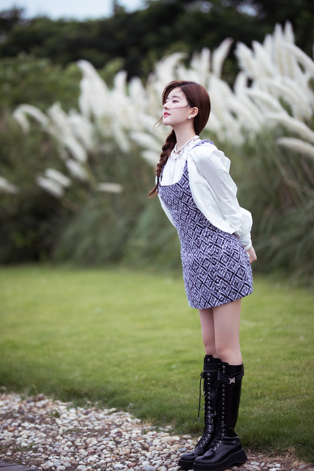 “初恋女孩”赵露思初冬穿搭“上暖下凉”?一般人HOLD不住