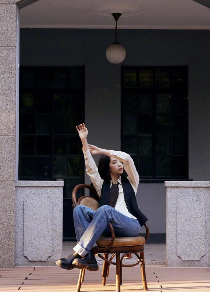 欧阳娜娜12月首次晒照,披毛毯穿睡衣秀INS风