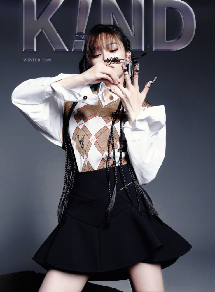 吴宣仪登12月封面大片，黑色机械美甲穿戴别致，尽显独特魅力