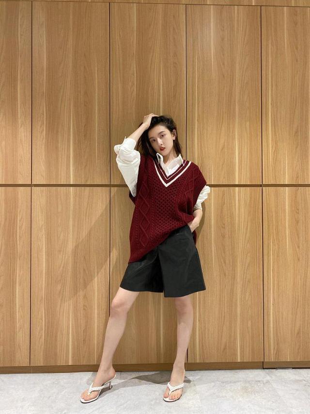 宋祖儿穿白衬衫＋酒红坎肩，甜美俏皮好可爱