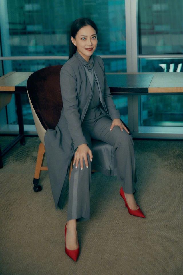 “最美经纪人”霍汶希穿灰色套装走红毯,48岁身材气质不输明星