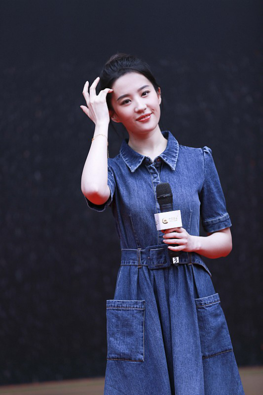 刘亦菲穿牛仔裙嫩成学生妹,说是未成年也能信