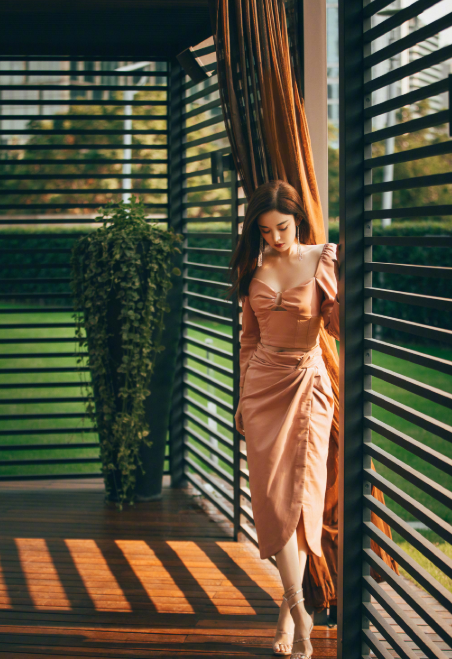 娜扎这身材穿礼服秀身材，简直让人羡慕了