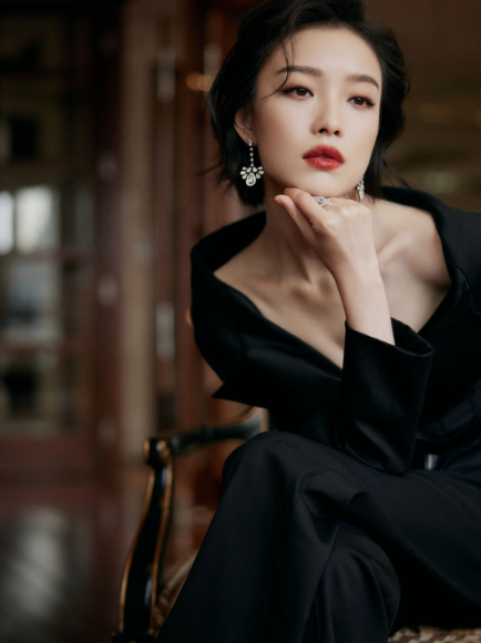 倪妮穿西服露出直角肩,女生看了都羡慕