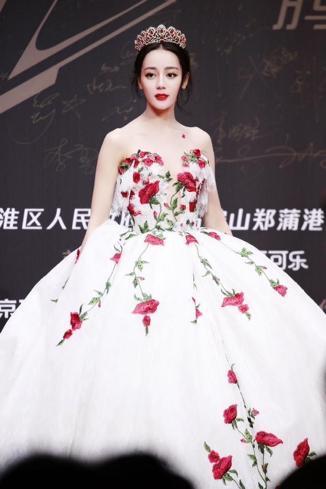 迪丽热巴穿玫瑰刺绣礼服走红毯,宛如童话里的公主