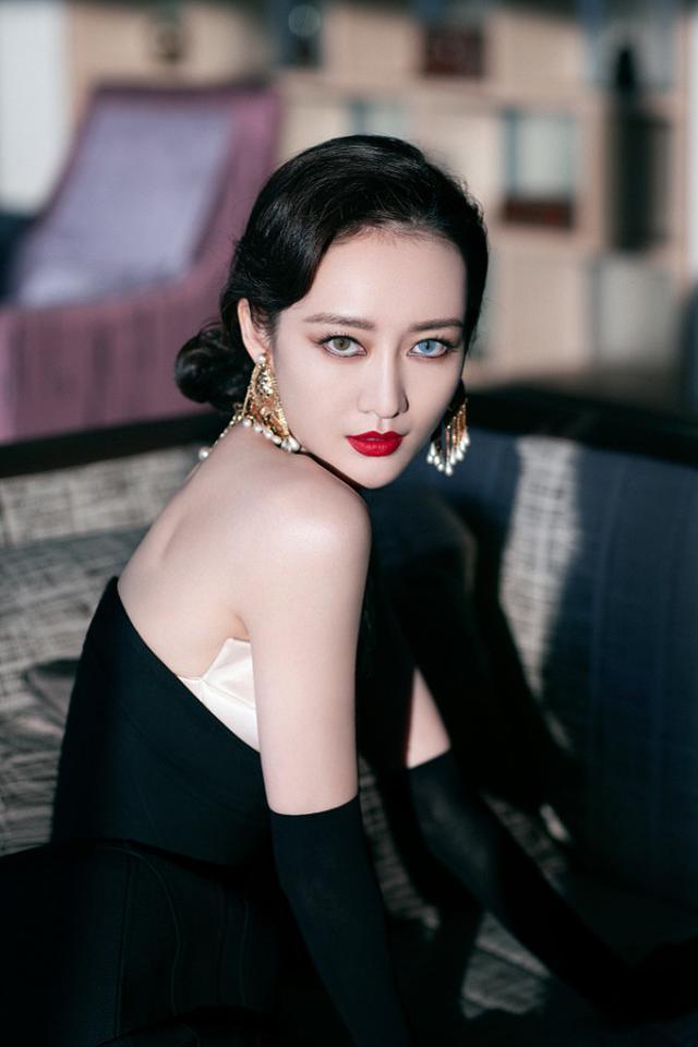 礼服怎么穿?王鸥的礼服露出一截金色抹胸,但没她的异瞳抢镜