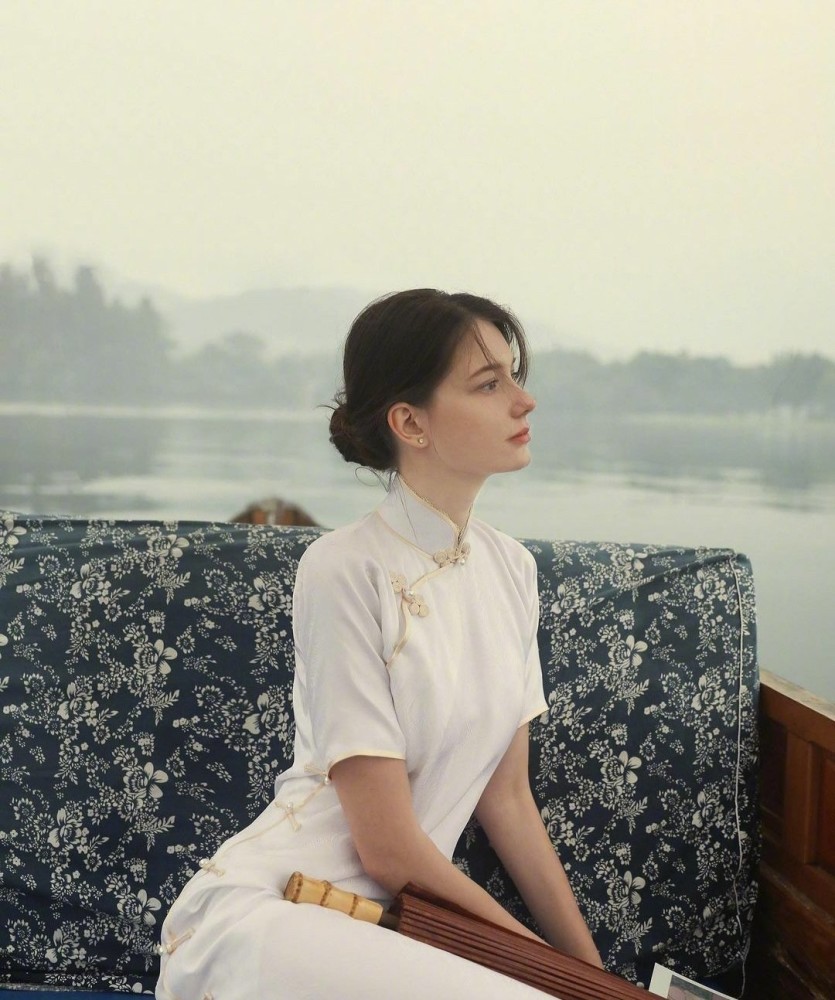 秋冬季不会搭配？学东欧混血小姐姐穿衣打扮，教科书式美搭学起来！