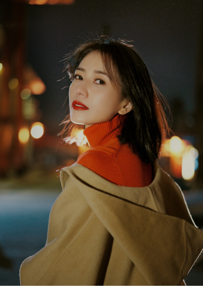 高圆圆“一张毯子”披在身上，也能展现成熟女性的精致