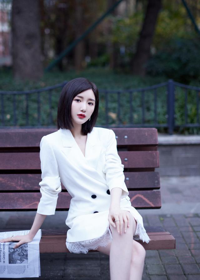 毛晓彤穿白色西装裙玩下衣失踪，双腿又细又白又长