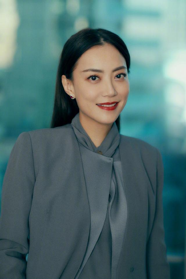 “最美经纪人”霍汶希穿灰色套装走红毯,48岁身材气质不输明星