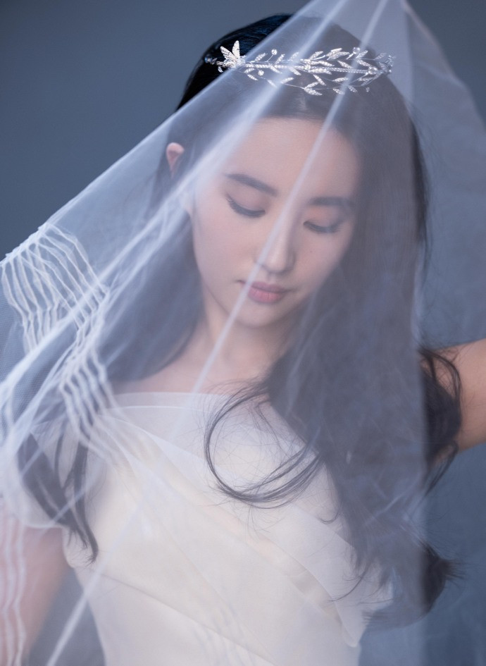 刘亦菲穿白纱裙美如画，戴上王冠重回公主模样！