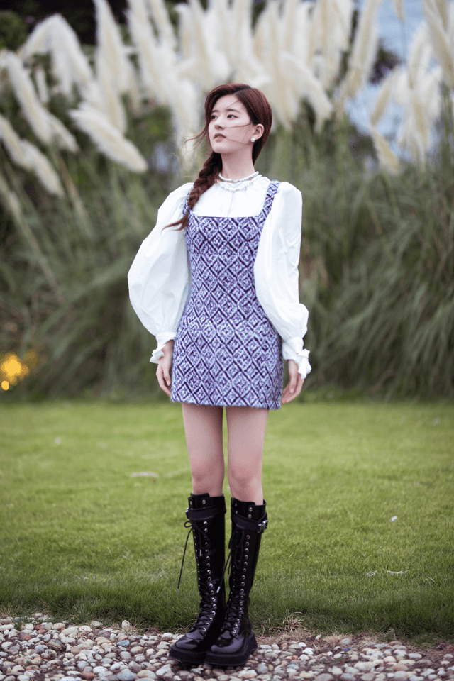 “初恋女孩”赵露思初冬穿搭“上暖下凉”?一般人HOLD不住