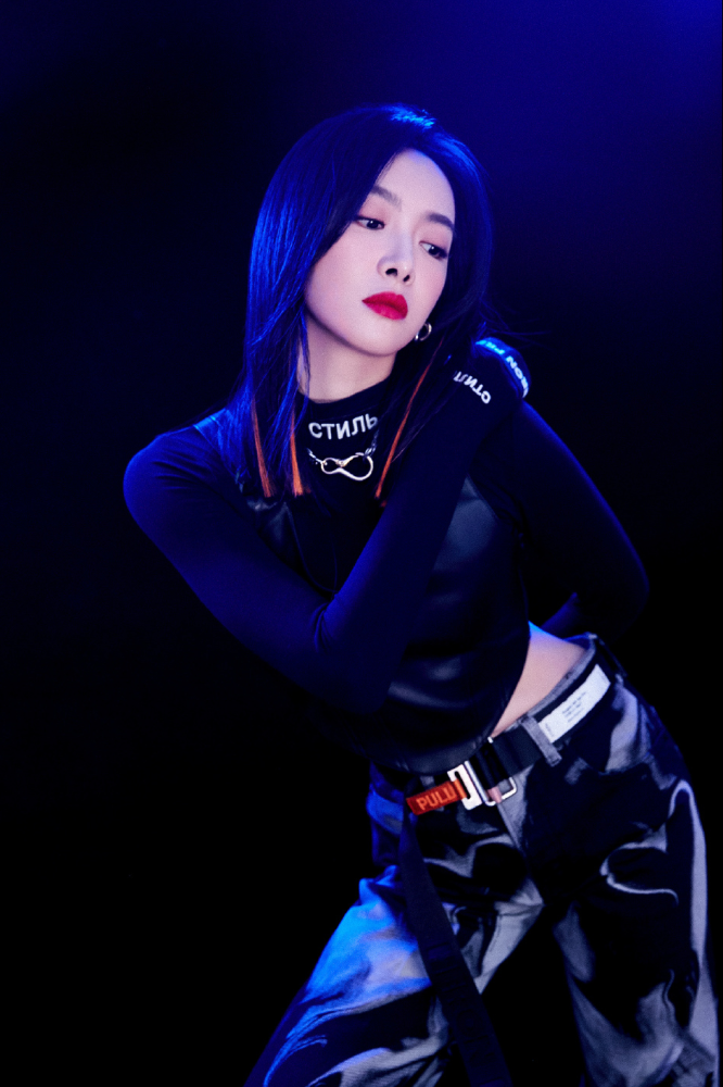 宋茜“暗蝶”时装配马丁靴超A,女团身材太出众