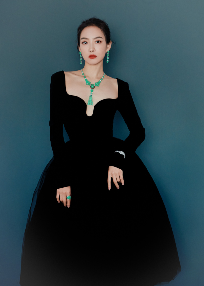 宋茜“暗蝶”时装配马丁靴超A,女团身材太出众