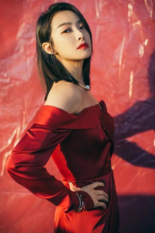 宋茜穿宫廷复古风吊带裙轻奢大气,红色露肩开叉裙气场全开!