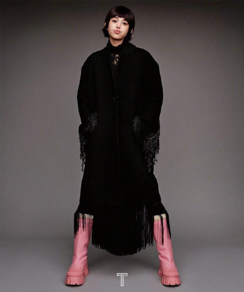 娜扎有颜任性！戴30厘米熊皮帽，点痣穿垫肩裙太拉风