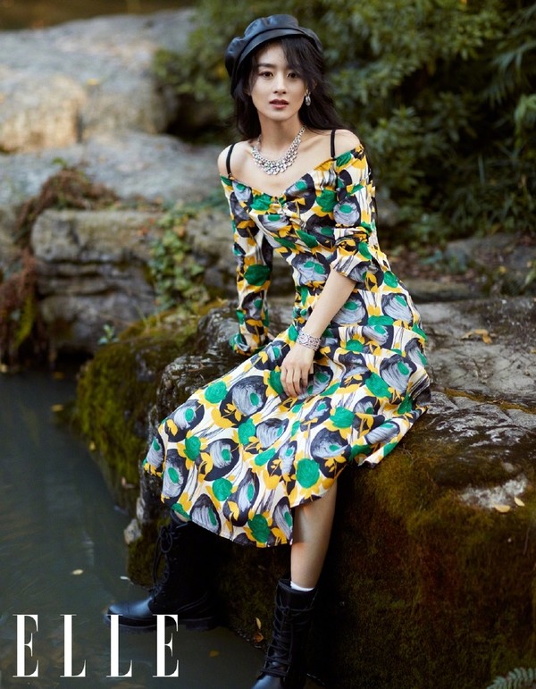 赵丽颖开年首封大片贝雷帽配小洋装,越来越时髦了