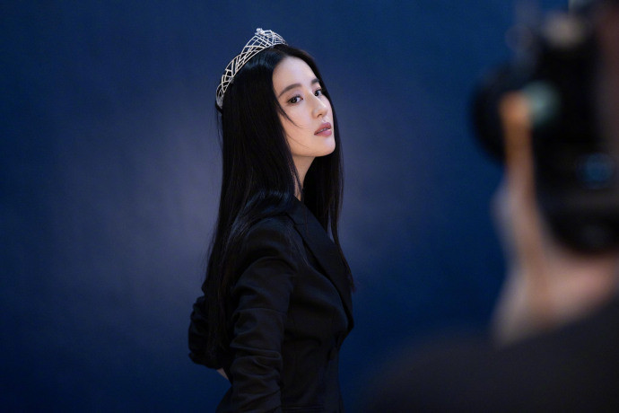 刘亦菲穿白纱裙美如画，戴上王冠重回公主模样！