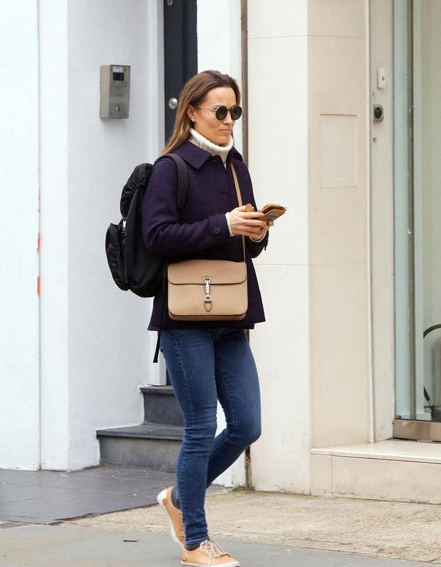 欧美街拍：高领毛衣这样穿显瘦又高级，中年女性要学学