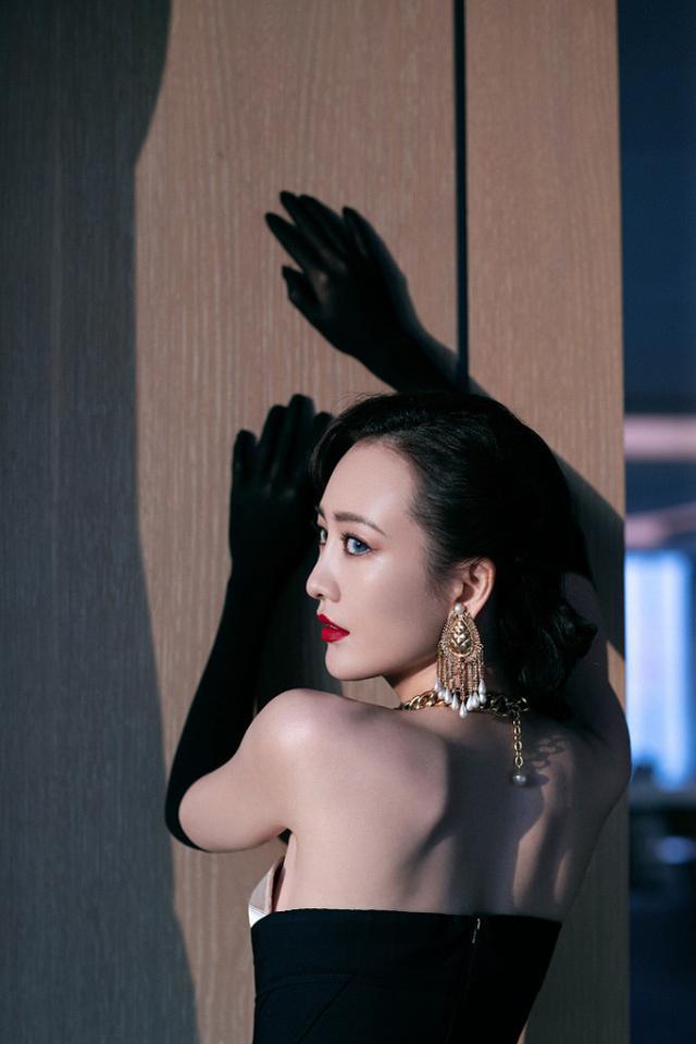 礼服怎么穿?王鸥的礼服露出一截金色抹胸,但没她的异瞳抢镜