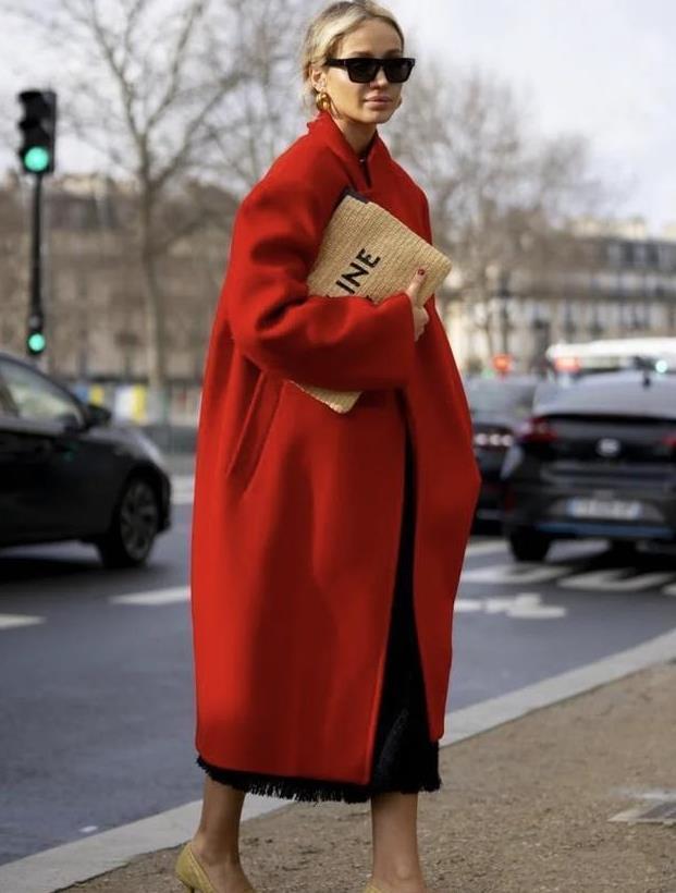 欧美街拍:今年流行“黑色搭配红色”,时髦吸睛还显高级