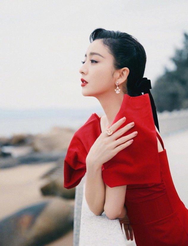 佟丽娅红色蝴蝶结修身礼服和刘德华同框,笑得好开心