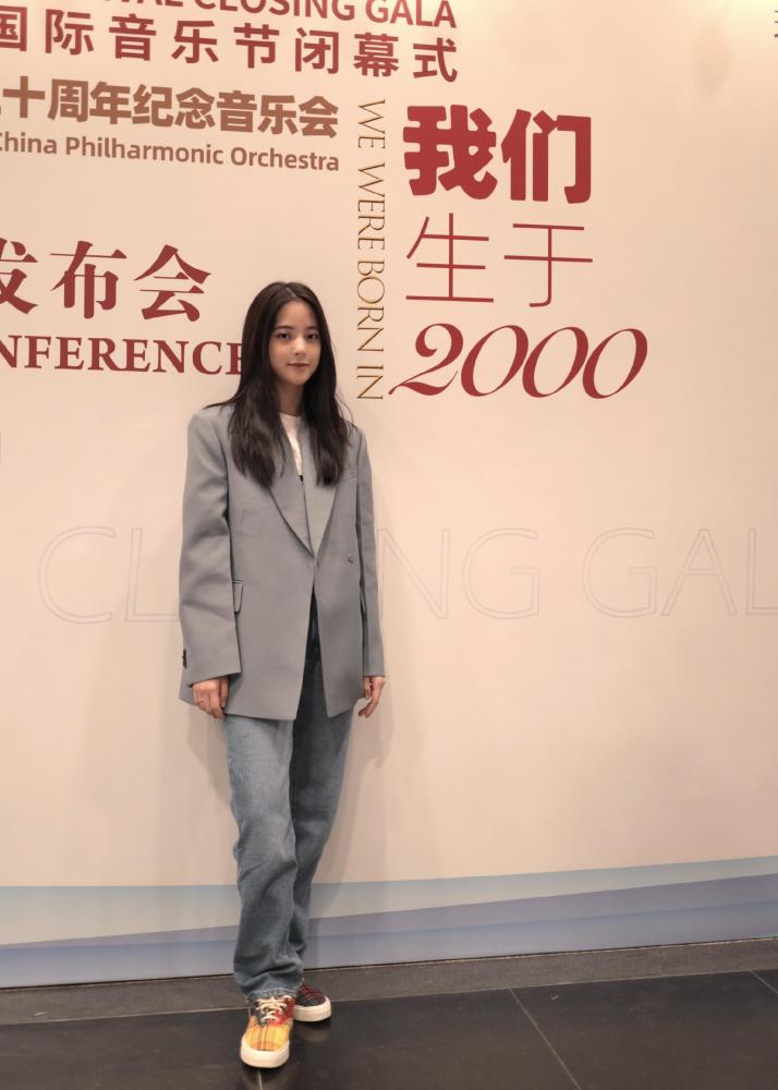 欧阳娜娜紧身吊带裙凸显身材,似回击前阵变胖传闻